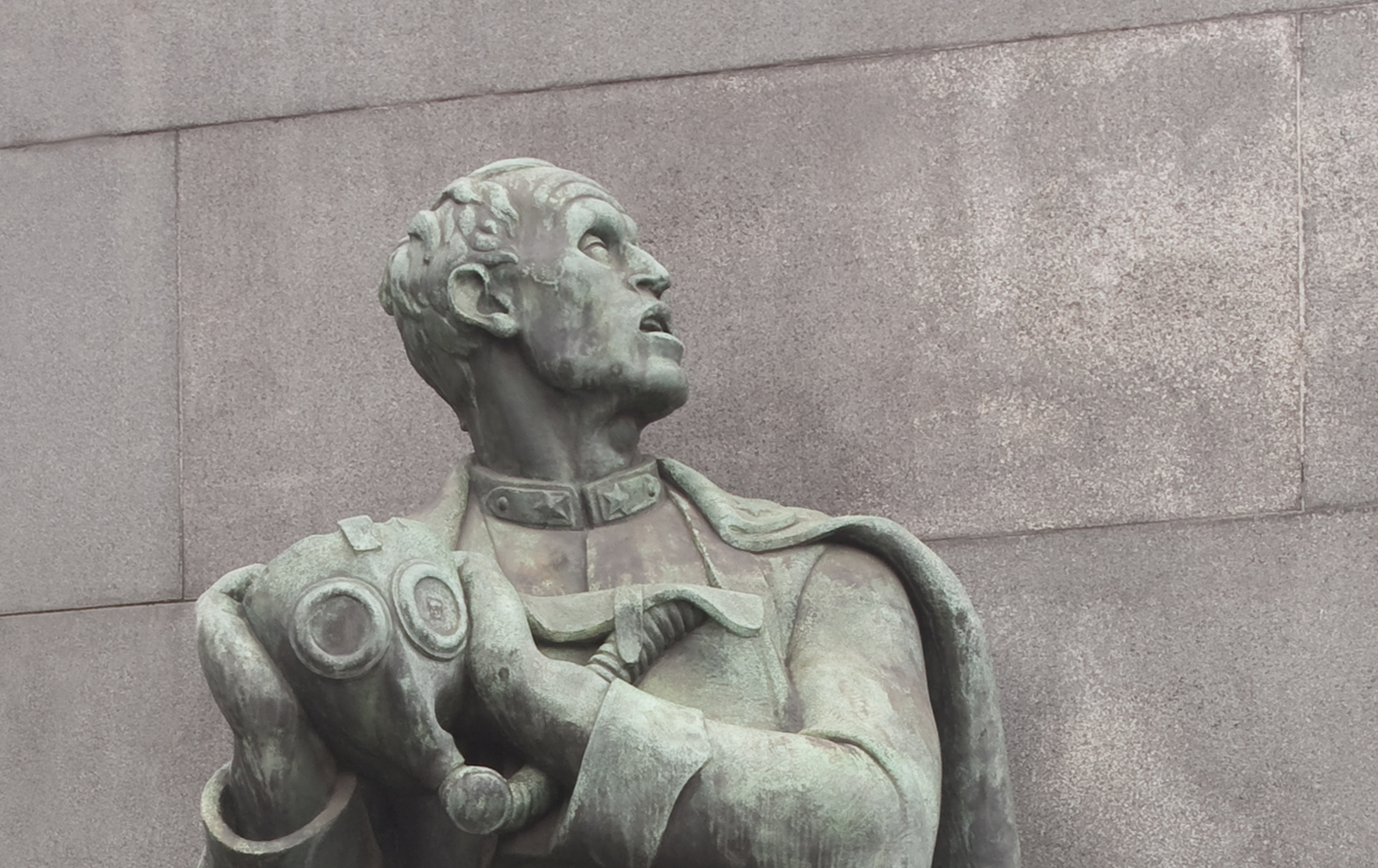 statue