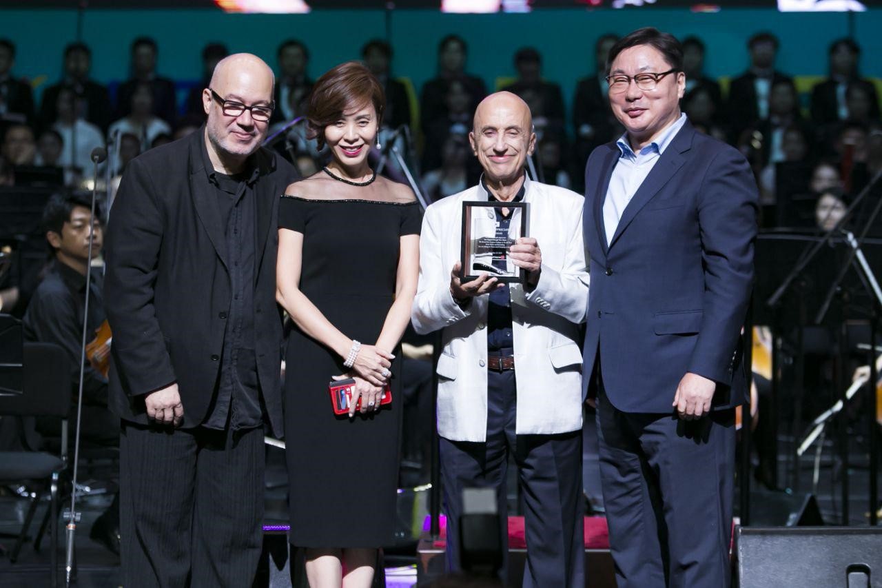 From left, Susan Yang and Menas Kafatos accept an award.