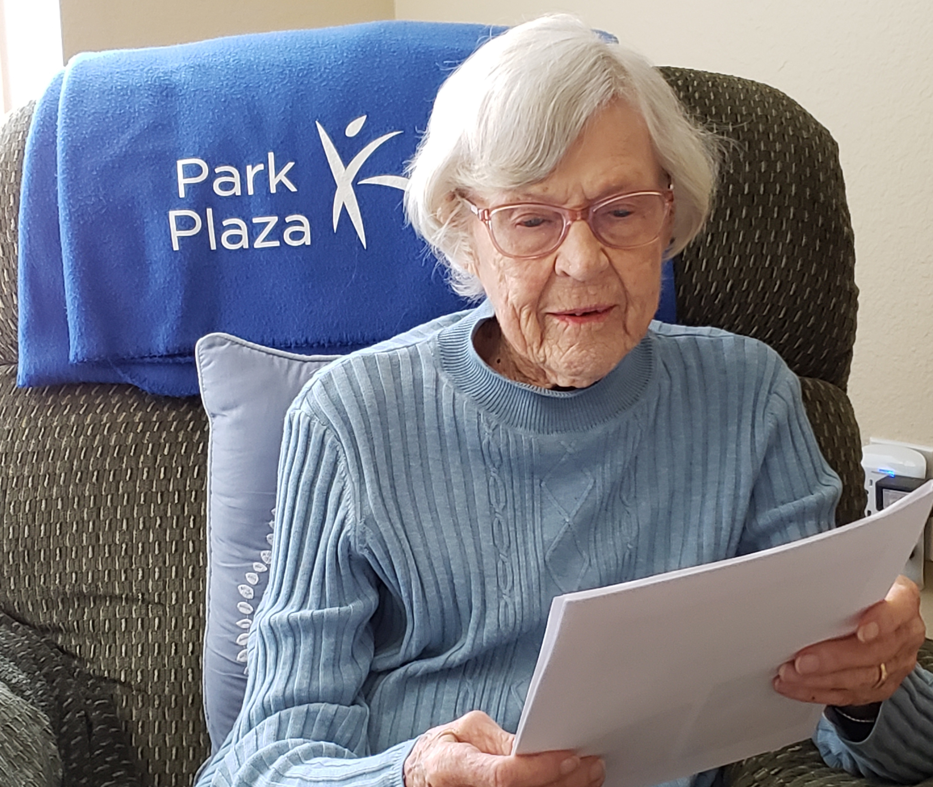 Bev Weatherill '50 reads a letter.