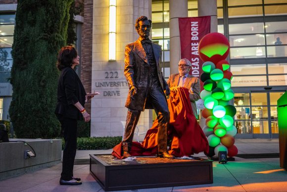 louise taper and daniele struppa unveil lincoln statue