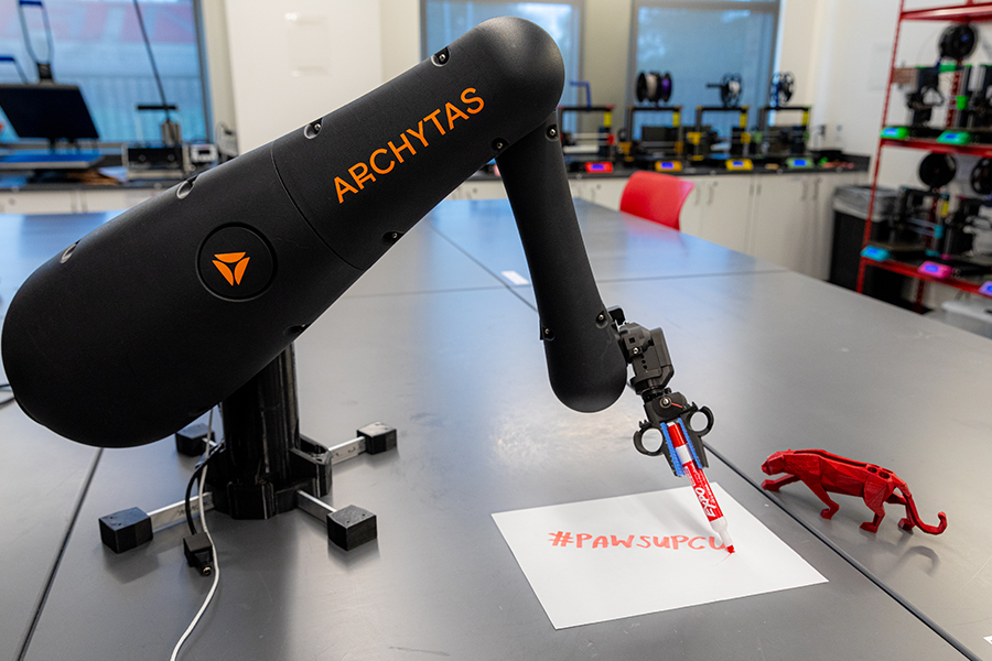 robotic arm writes with marker