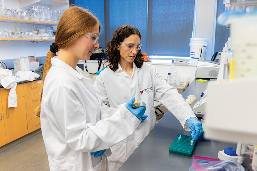Sarah Ahles and Rosalee Hellberg in lab