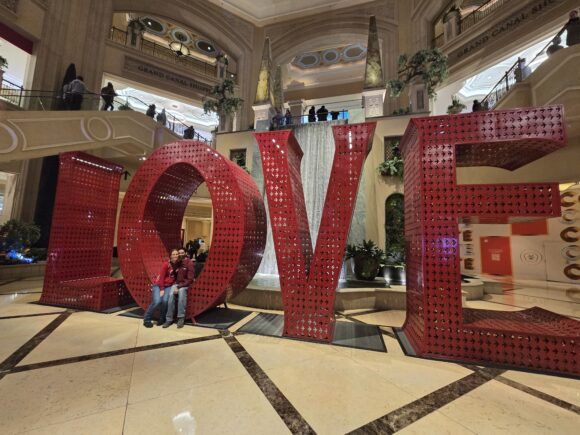 Guerras with love sign