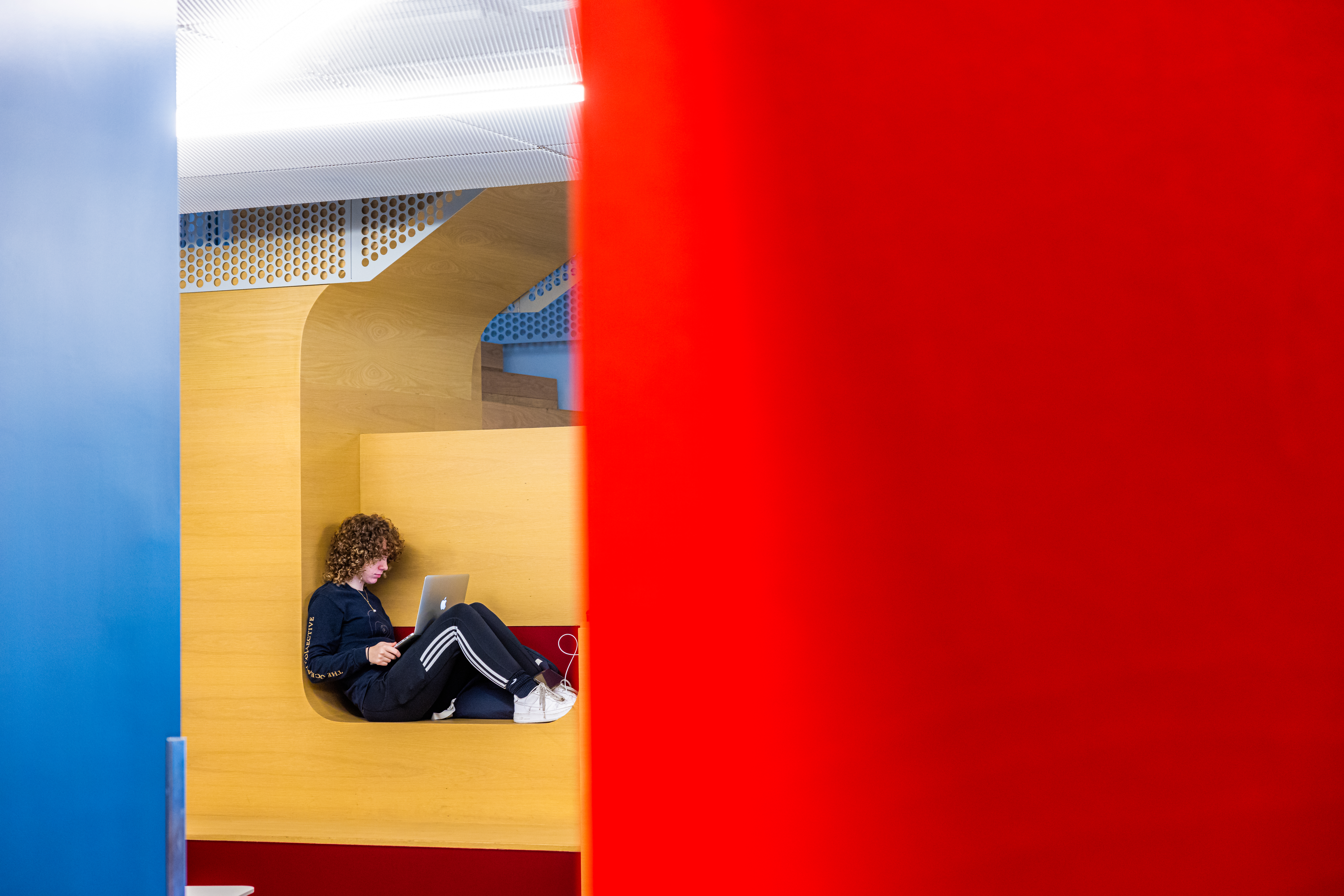 A student studies in between classes